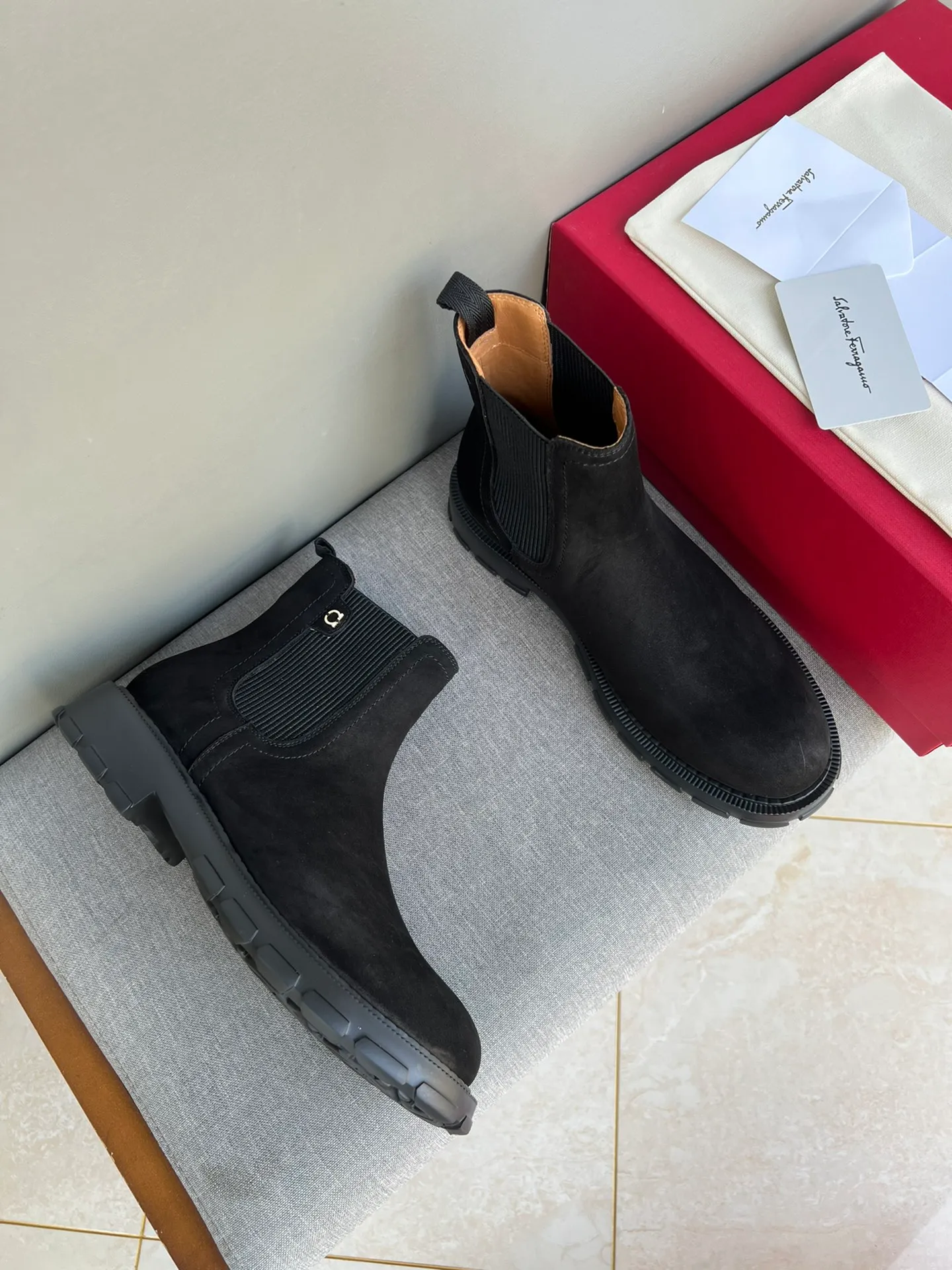 [Ferragamo] Top P: 1000💰 Number of yards: 39~44 (38.45 custom-made, non-refundable) Ferragamo winter series, original 1:1 development, casual men's short boots, original quality, exclusive new Ferragamo autumn and winter new high-top men's shoes, exquisite hand-stitching, workmanship details comparable to counters, imported calfskin upper, cowhide lining, original foam outsole.